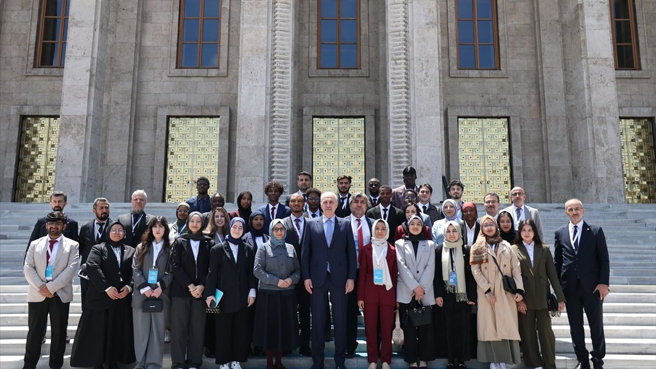 TBMM Başkanı Kurtulmuş, Maarif Mezunları Diplomasi Kampı'na Katılan Öğrencilerle Buluştu