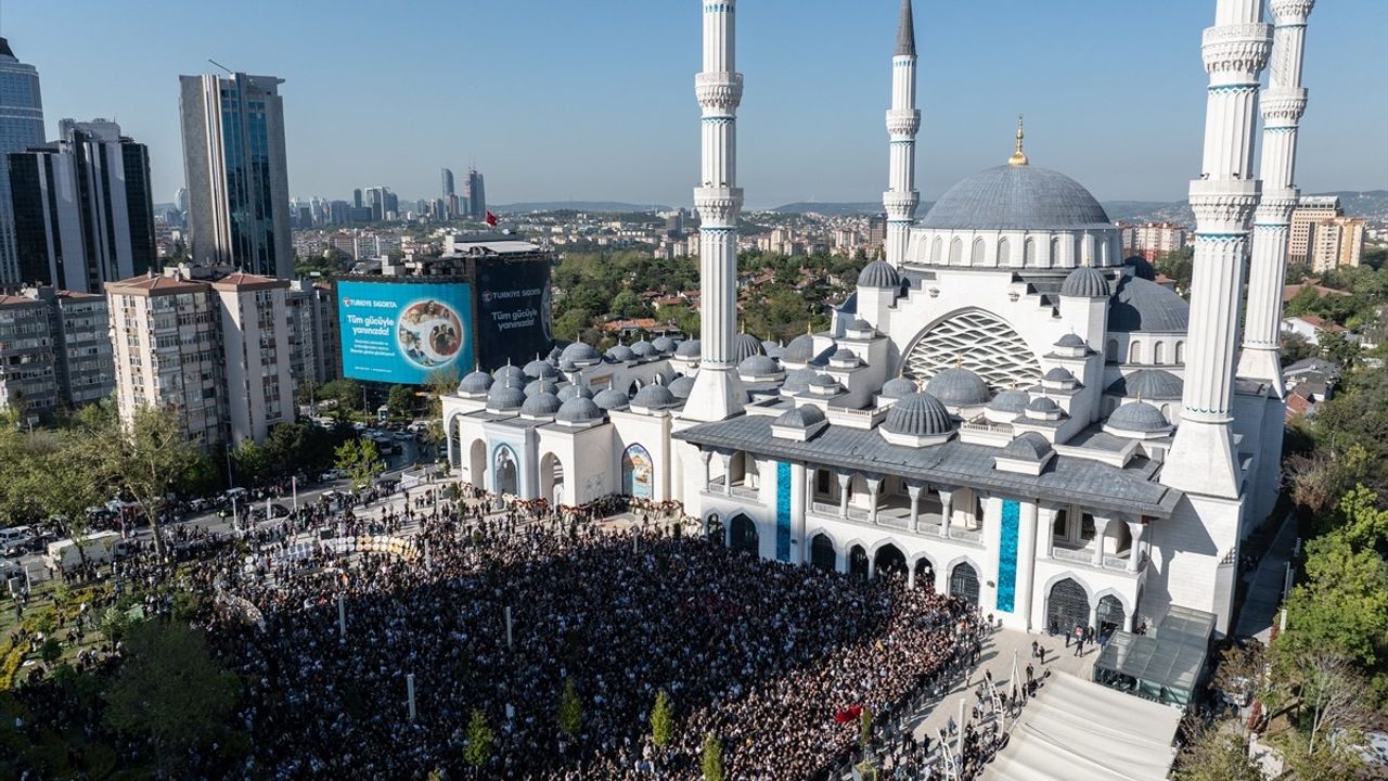 TBMM Başkanvekili Sırrı Süreyya Önder, Zincirlikuyu Mezarlığı'na Defnedildi