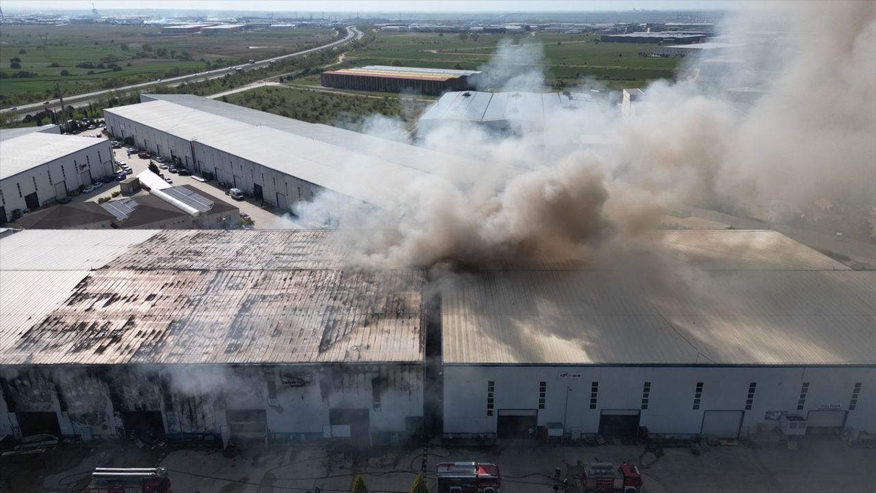 Tekirdağ'daki Kauçuk Fabrikasında Yangın Kontrol Altına Alındı