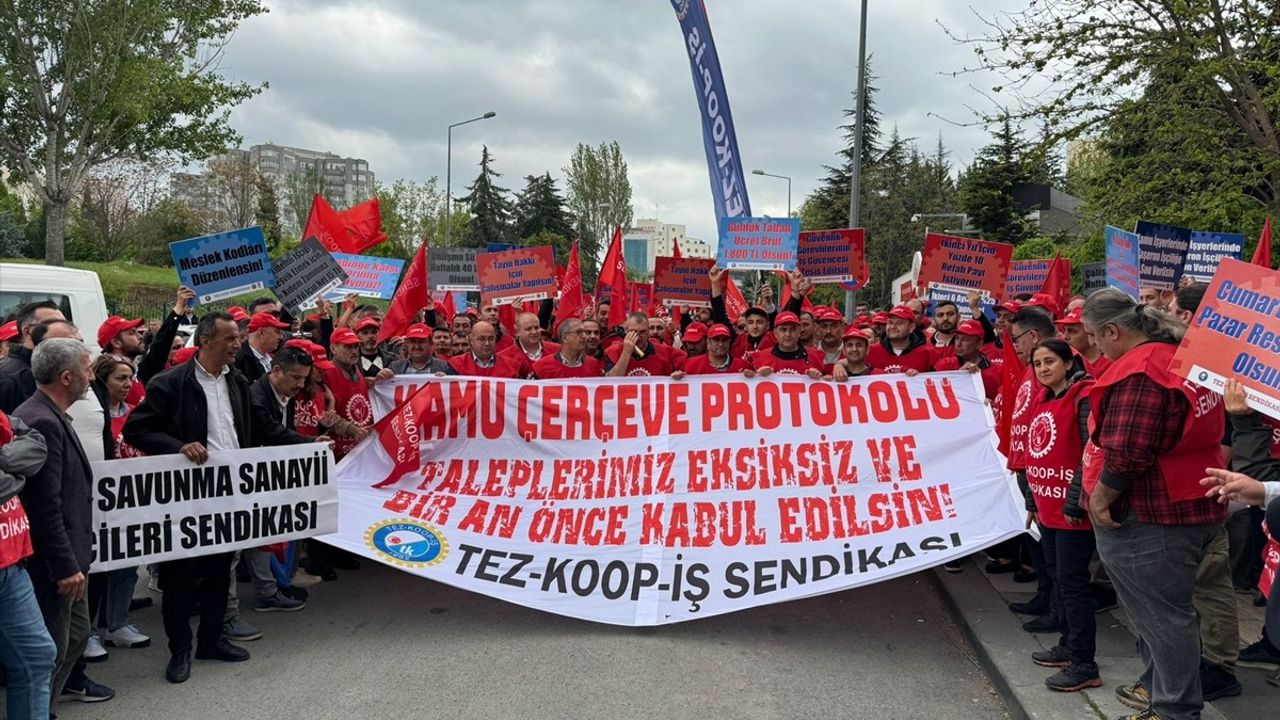 Tez-Koop-İş, Bakanlık Önünde Kamu İşçileri İçin Basın Açıklaması Yaptı