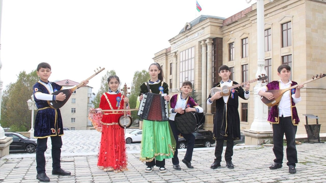 TİKA, Azerbaycanlı Çocuklara Müzik Aletleri Desteği Sağladı