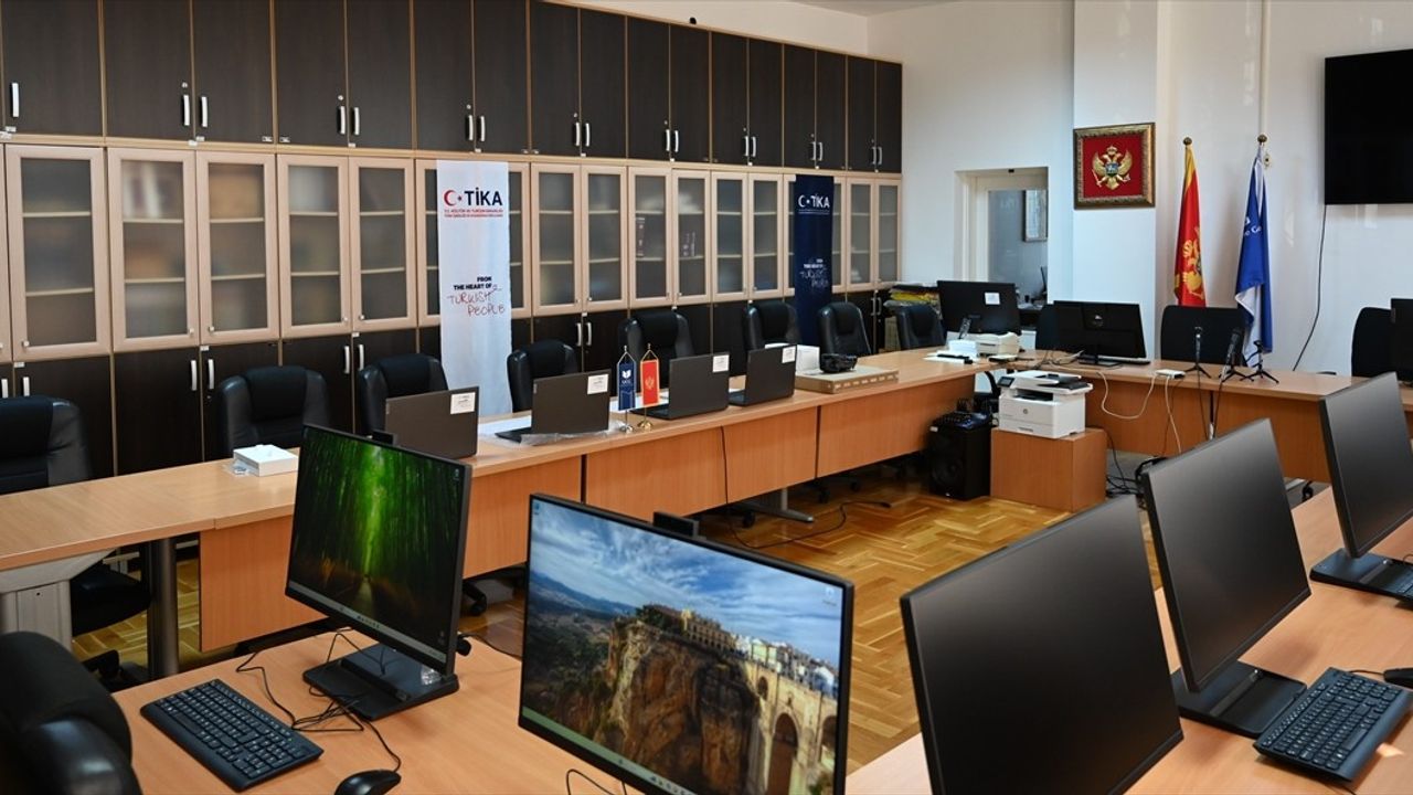 TİKA'dan Karadağ Üniversitesi Tarih Enstitüsüne Teknik Ekipman Desteği