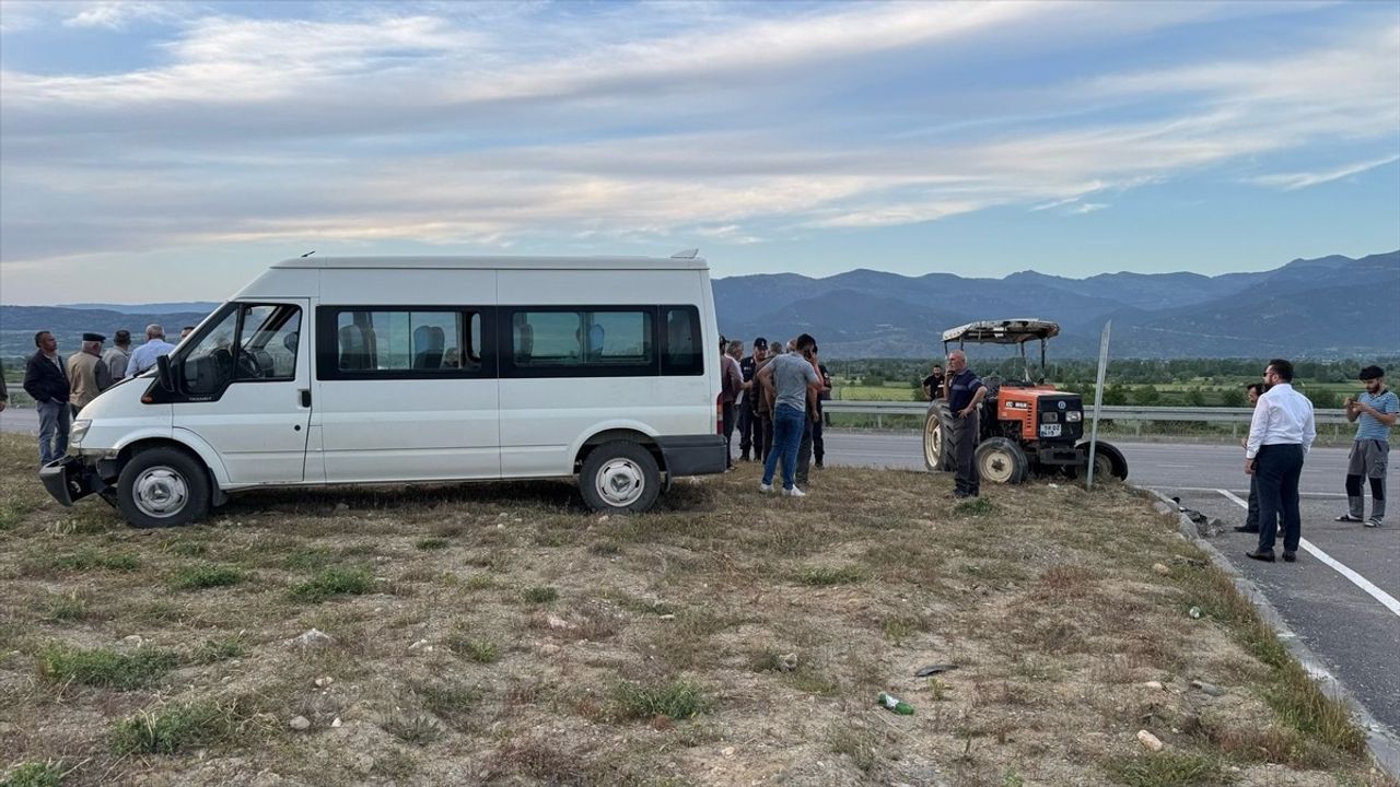 Tokat'ta Minibüs ve Traktör Çarpıştı: 7 Yaralı
