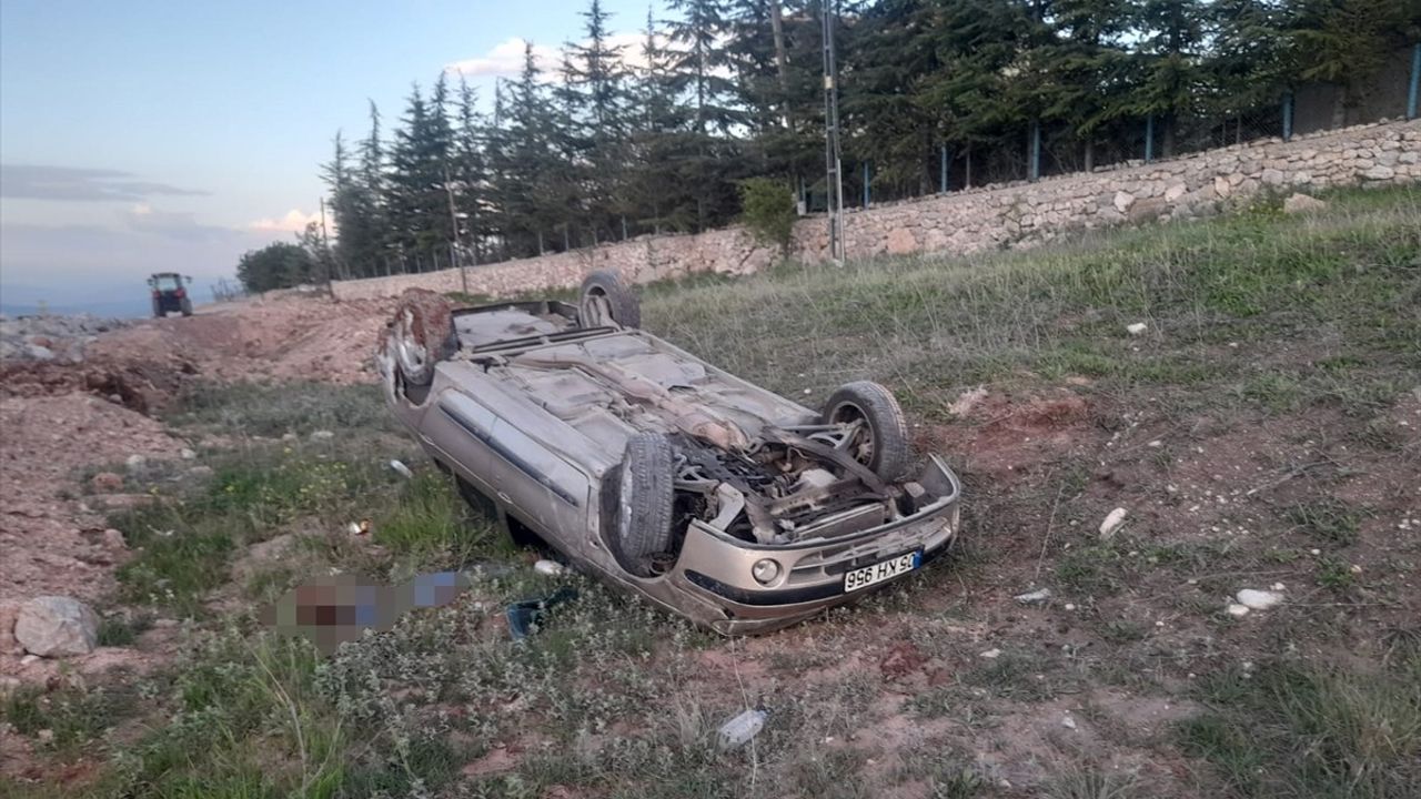 Tokat'ta Şarampole Devrilen Otomobilde İki Yaralı