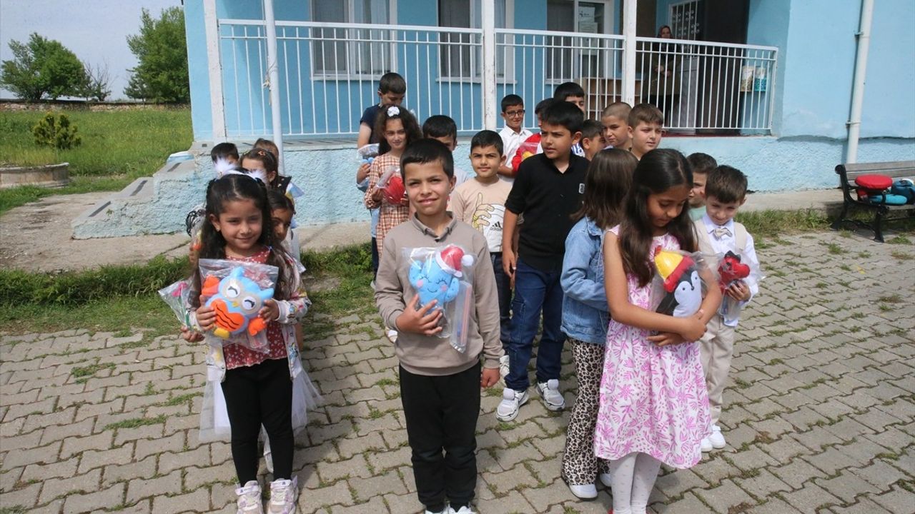 Tokat'ta Üniversite Öğrencilerinden Anlamlı Hediye: Oyuncak ve Takılar Köy Okuluna Dağıtıldı