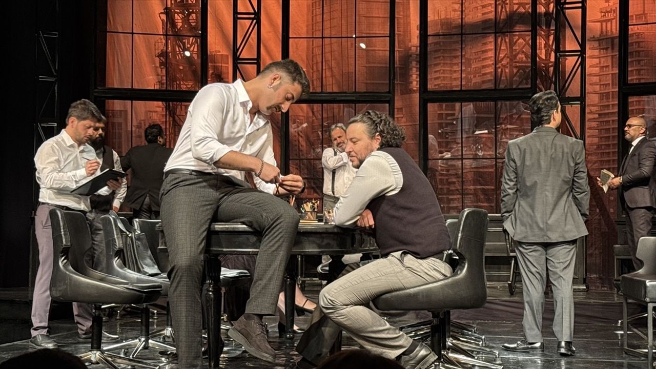 Trabzon'da '12 Öfkeli' Tiyatro Oyunu Büyüledi