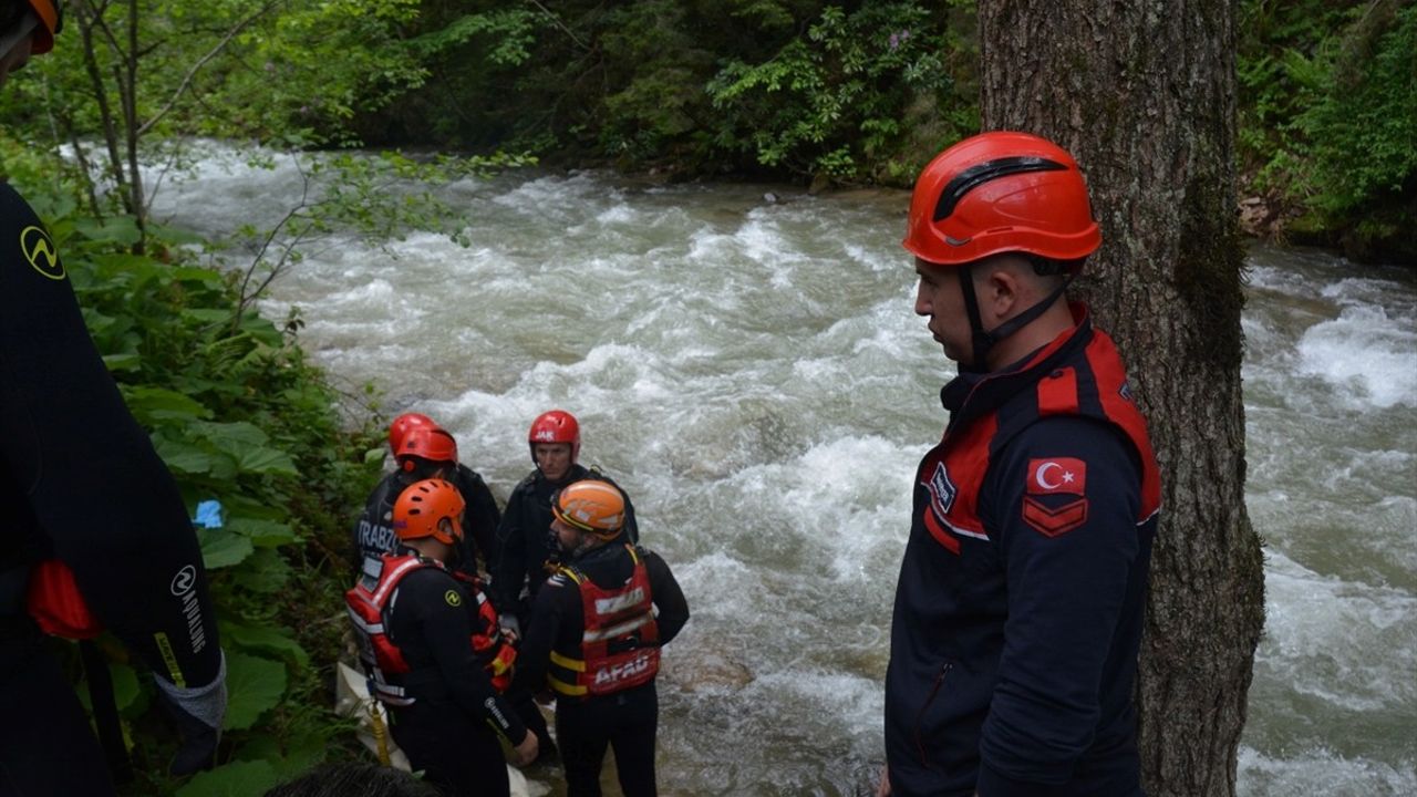 Trabzon'da Dereye Düşen Çocuğun Cansız Bedenine Ulaşıldı