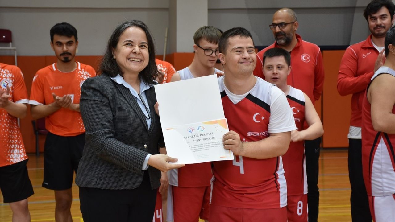 Trabzon'da Down Sendromlular Basketbol Milli Takımı ile Üniversite Öğrencileri Dostluk Maçı Yaptı