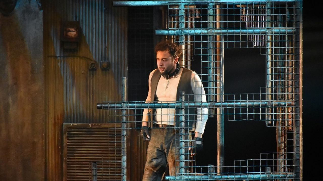 Trabzon'da Ebedi Barış Tiyatrosu Coşkusu