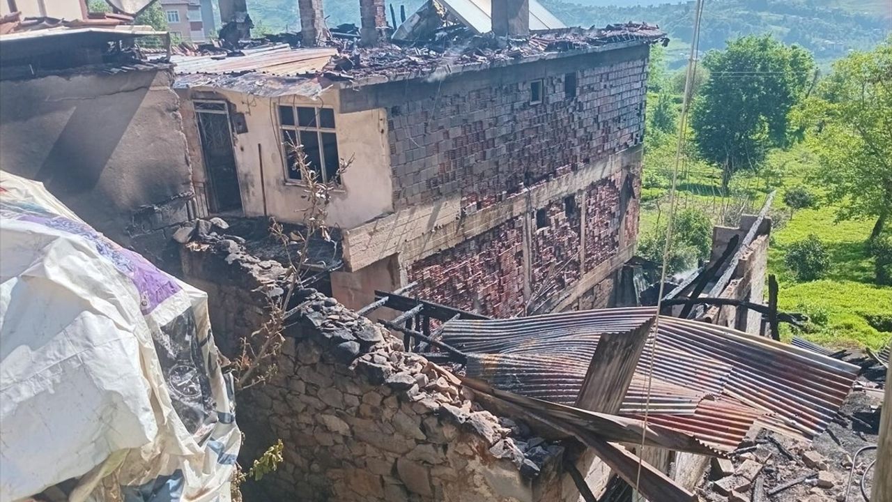Trabzon'da Korkutan Yangın: 2 Ev Kül Oldu