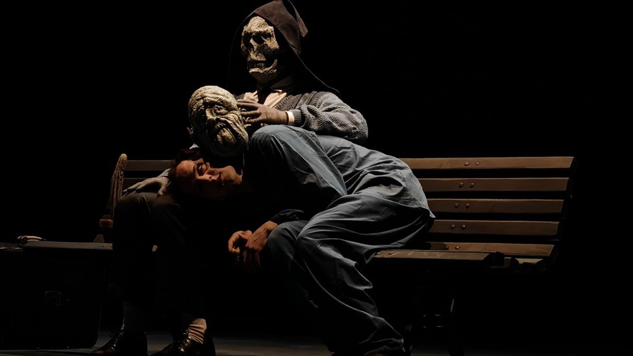 Trabzon'da 'Ölümün Yalın Hali' Oyunu Büyüledi