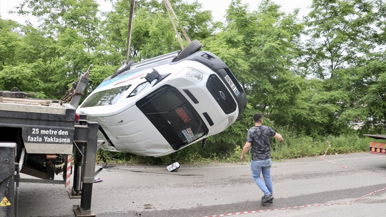 Trabzon'da Park Halindeki Minibüs Şarampole Devrildi: 5 Yaralı