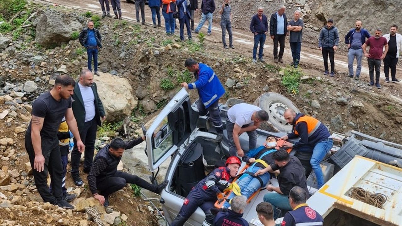 Trabzon'da Şarampole Devrilen Kamyonda Sürücü Yaralandı