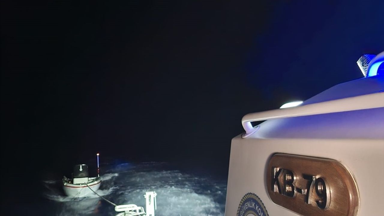 Trabzon'da Sürüklenen Tekne Sahil Güvenlik Ekiplerince Kurtarıldı