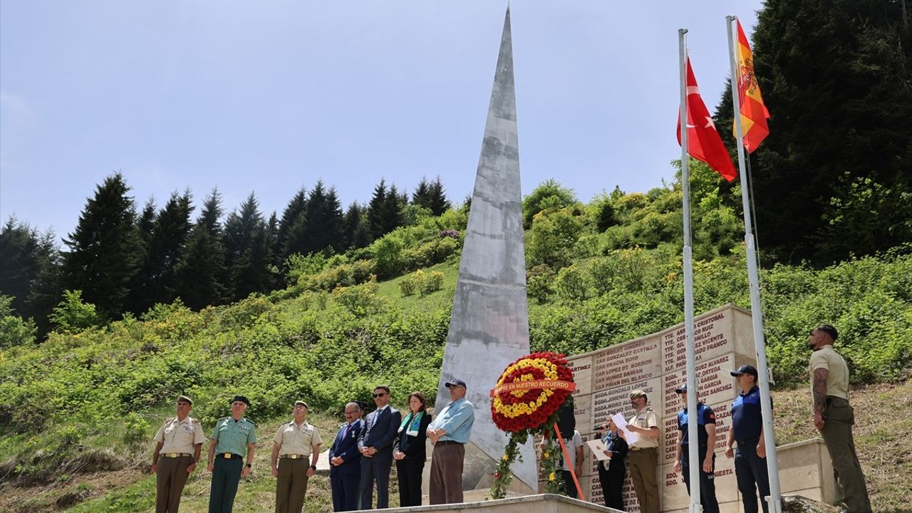 Trabzon'daki Uçak Kazasında 62 İspanyol Asker Anıldı