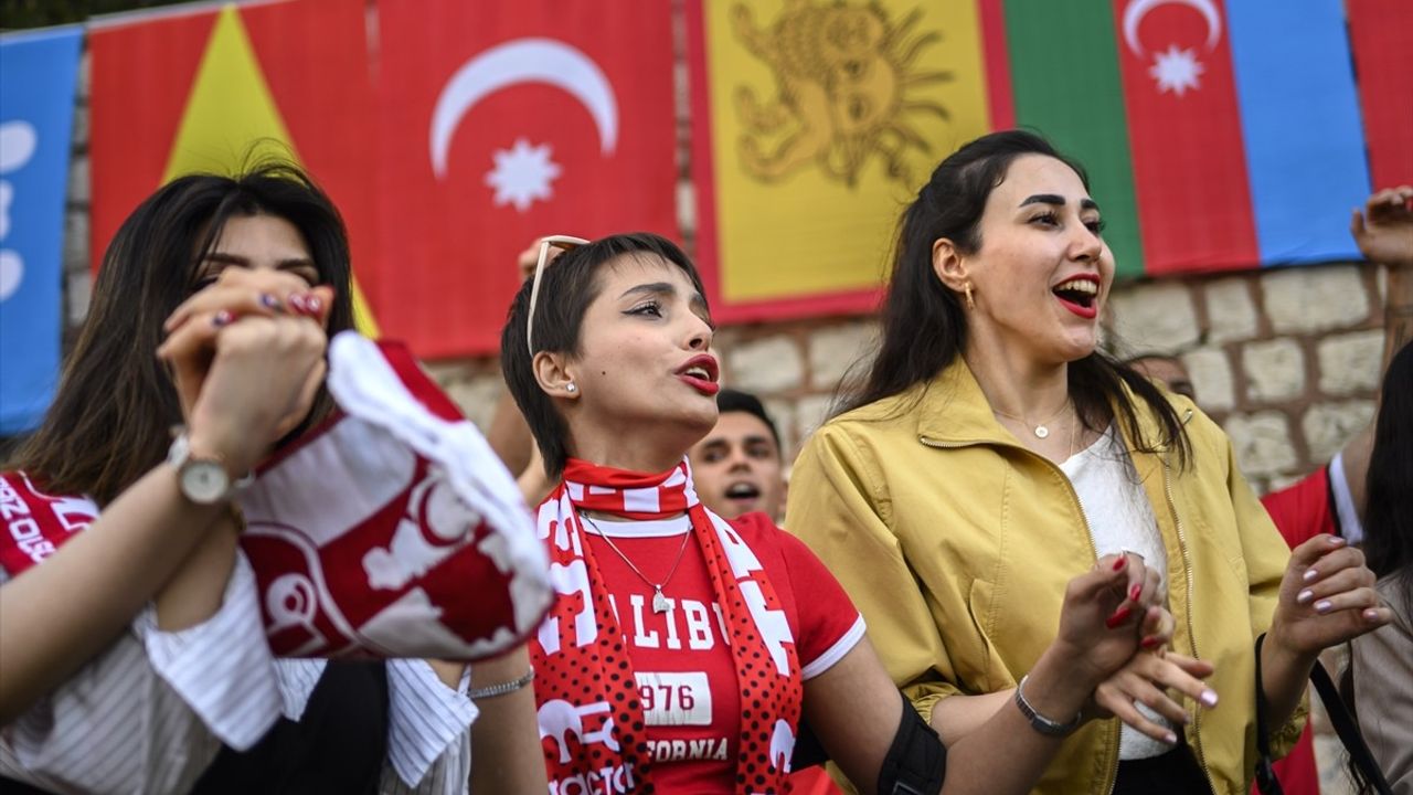 Traktör Taraftarları İstanbul'da Şampiyonluğu Coşkuyla Kutladı