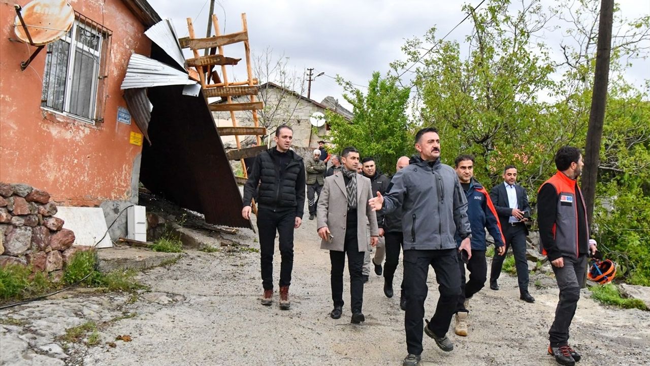 Tunceli'de Şiddetli Rüzgar Evleri Vurdu: Vali Tekbıyıkoğlu İncelemelerde Bulundu