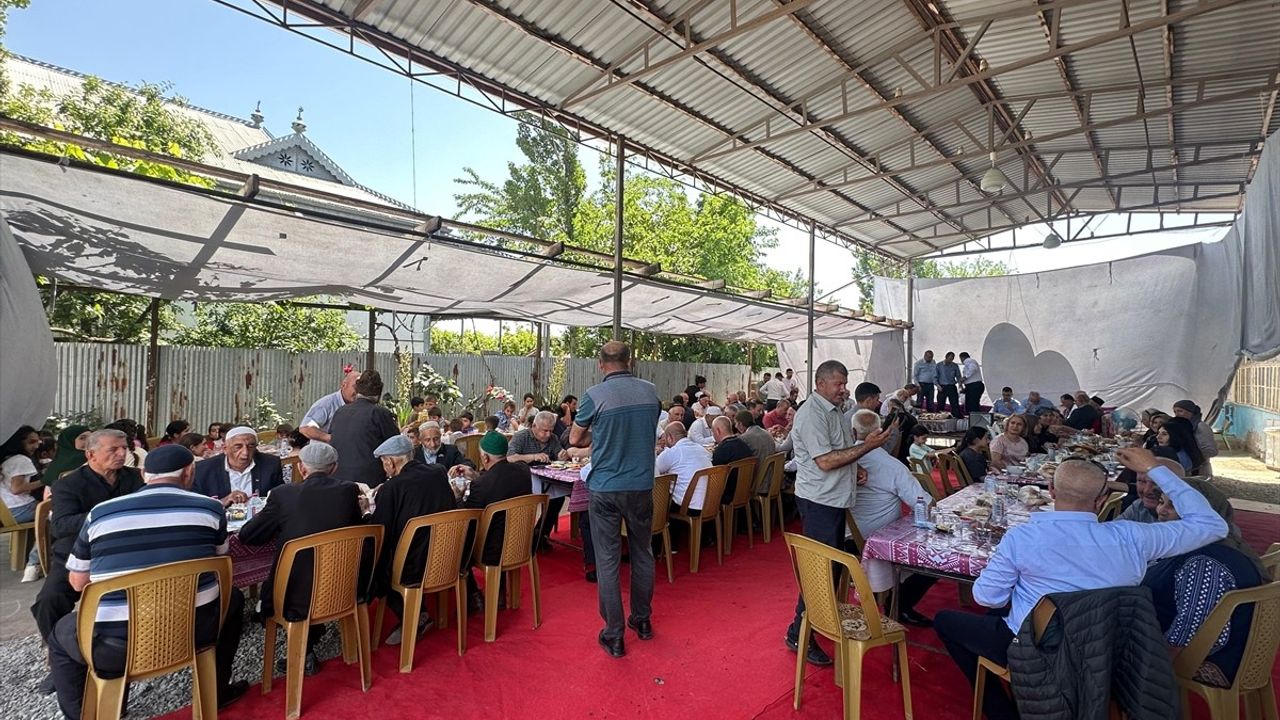 Türk İş İnsanları Ahıskalı Türklerle Dayanışma Programı Düzenledi