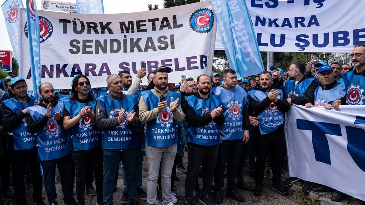 Türk-İş'ten Hazine ve Maliye Bakanlığı Önünde Anlamlı Basın Açıklaması!