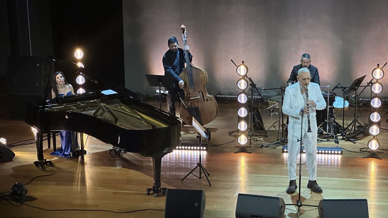 Türk ve Yunan Sanatçılardan Atina'da Müzik Dolu Bir Gece