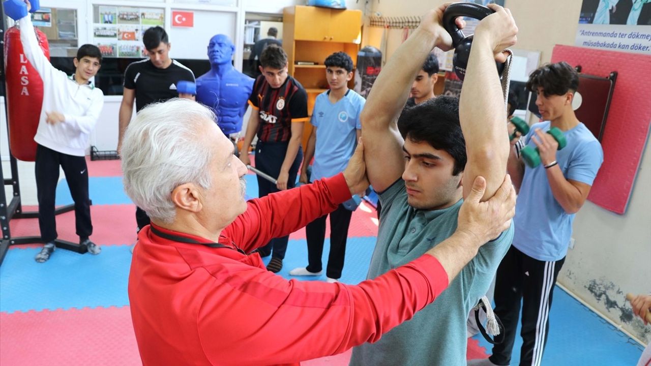 Türkiye'nin Genç Bilek Güreşi Yıldızı Yakub Doğan Yeni Madalyalara Odaklandı