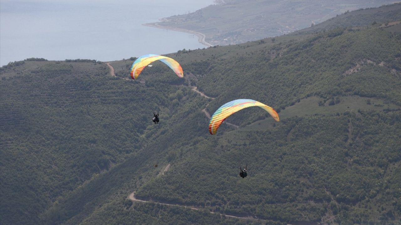 Uçmakdere, Yamaç Paraşütü Tutkunlarını Ağırlıyor