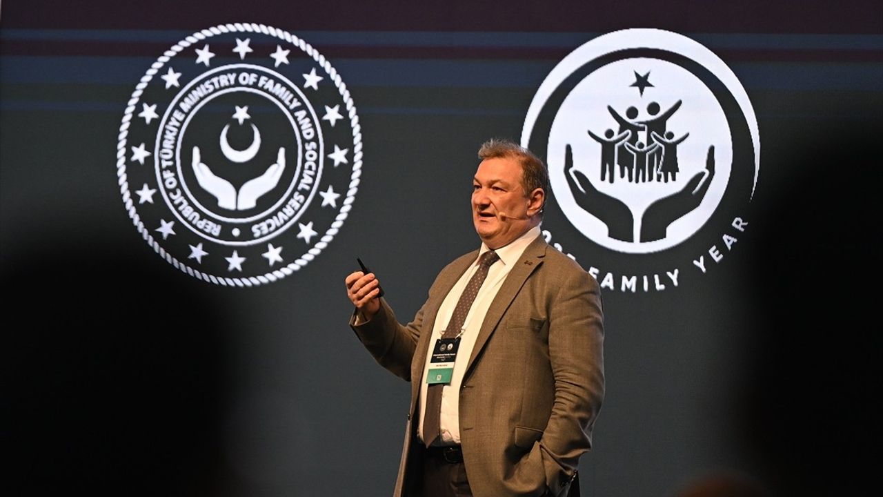 Uluslararası Aile Forumu'nda Doğum Hızı Düşüşü ve Cinsiyet Değiştirme Ameliyatları Tartışıldı