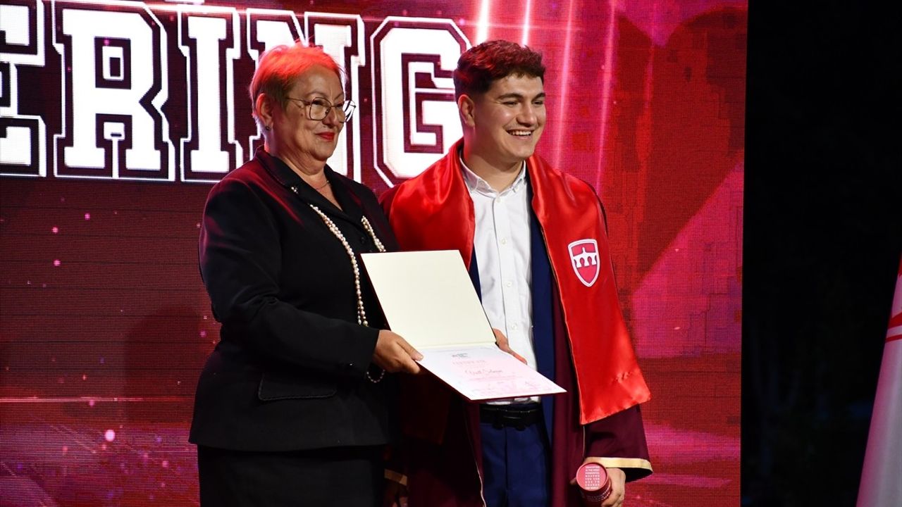 Uluslararası Balkan Üniversitesi'nde 15. Mezuniyet Töreni Coşkuyla Gerçekleşti