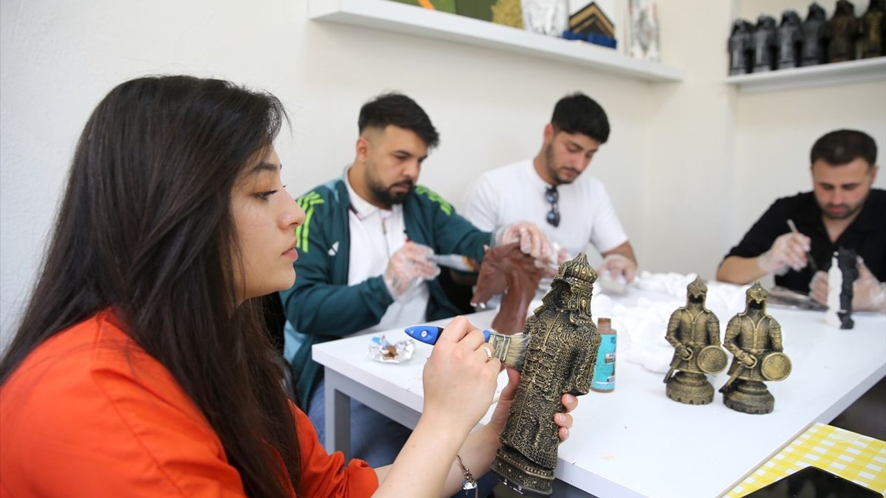 Üniversite Öğrencileri Sultan Alparslan Temalı Hediyelik Ürünler Üretiyor
