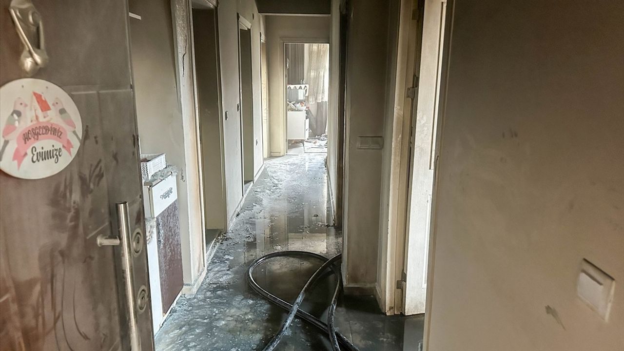 Uşak'ta Eşini Tehdit Eden Adam Evi ve İki Aracı Kundakladı