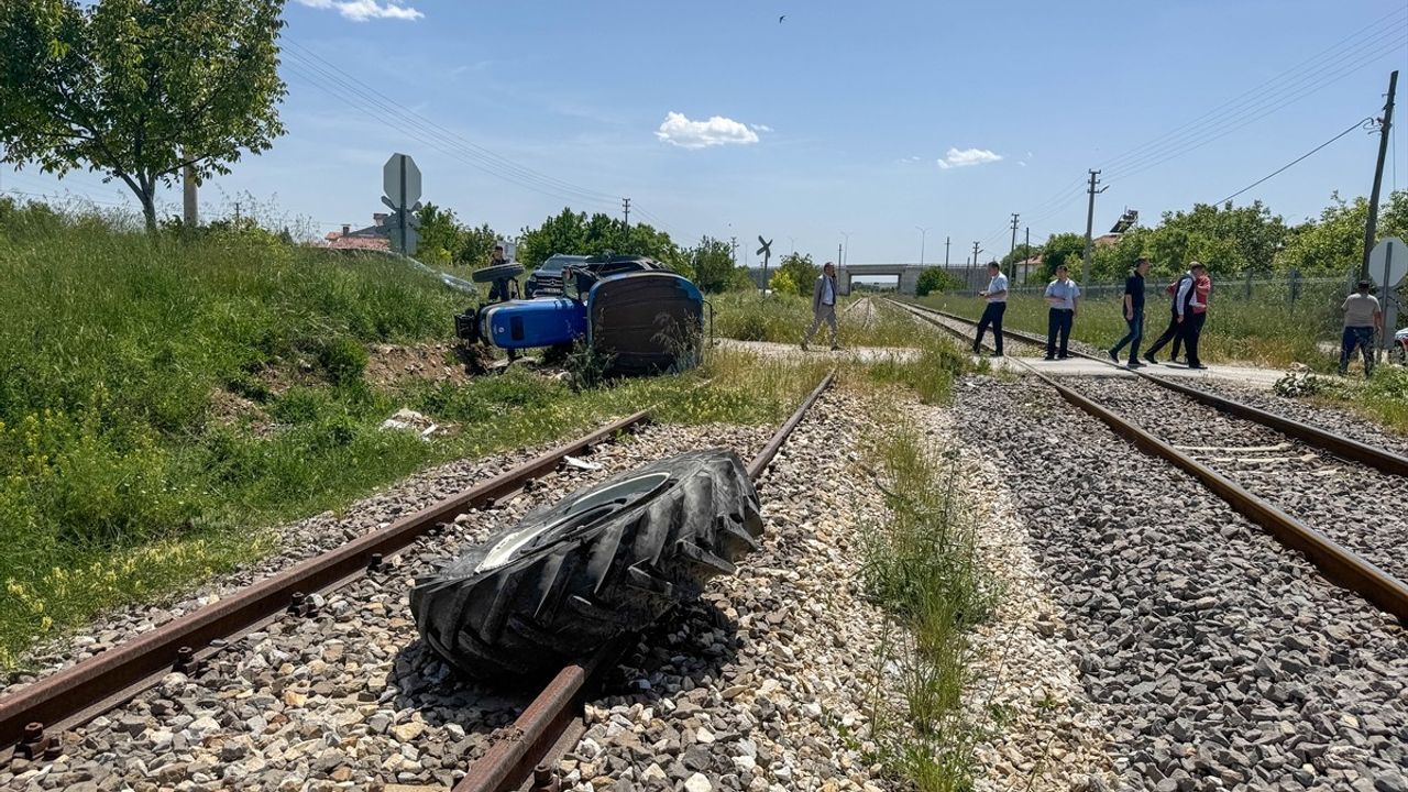 Uşak'ta Hemzemin Geçitte Tren Traktöre Çarptı: Sürücü Yaralandı