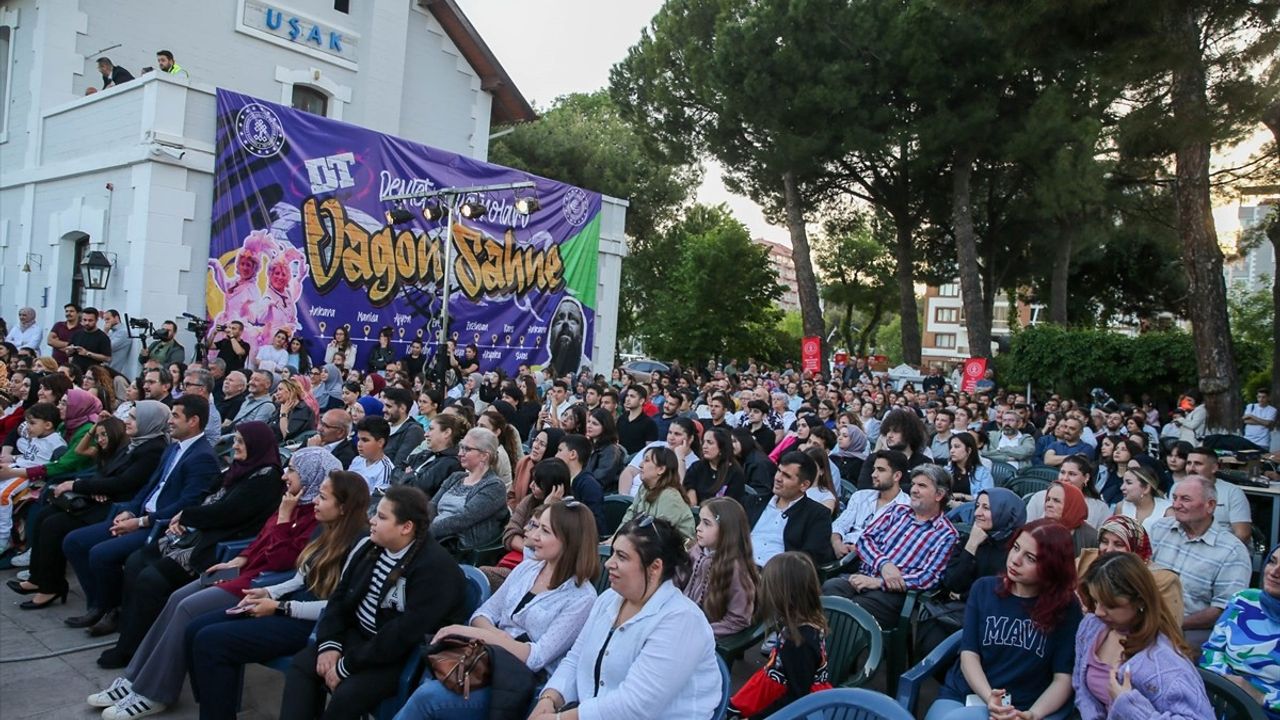 Uşak'ta 'Misafir' Oyunu Vagon Sahnesinde Büyüledi