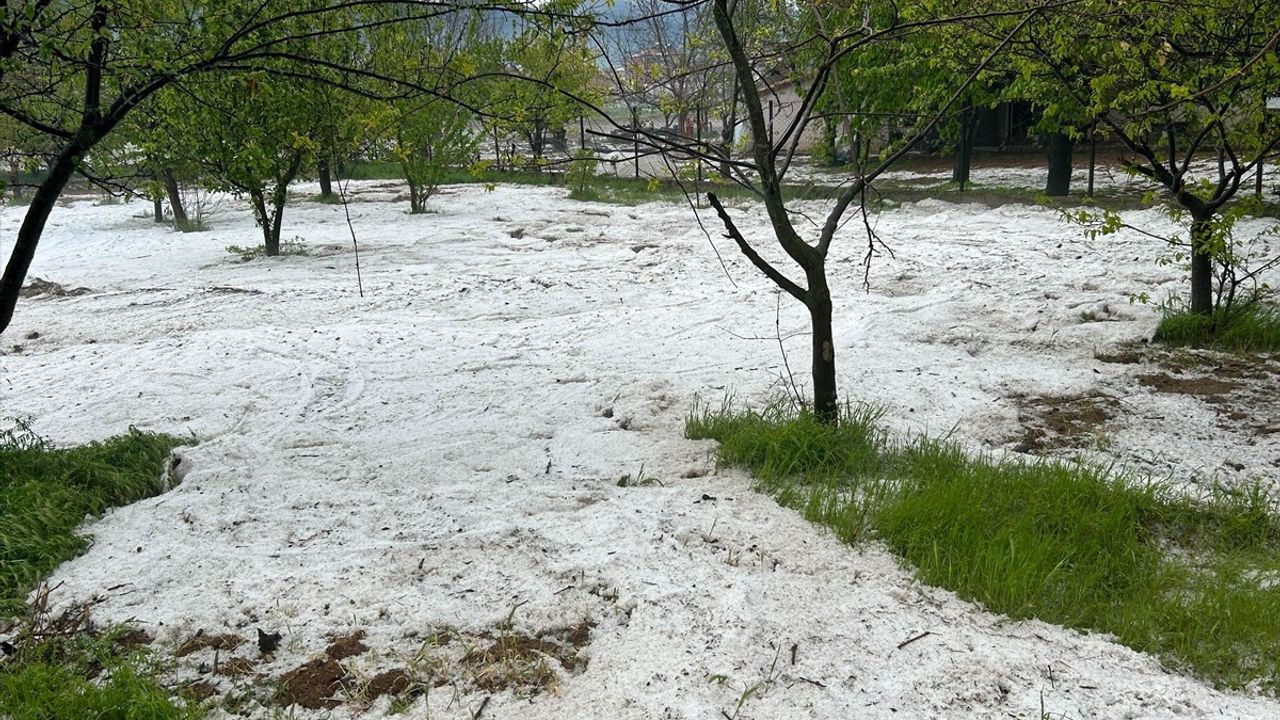 Uşak'ta Sağanak ve Dolu Hayatı Olumsuz Etkiledi