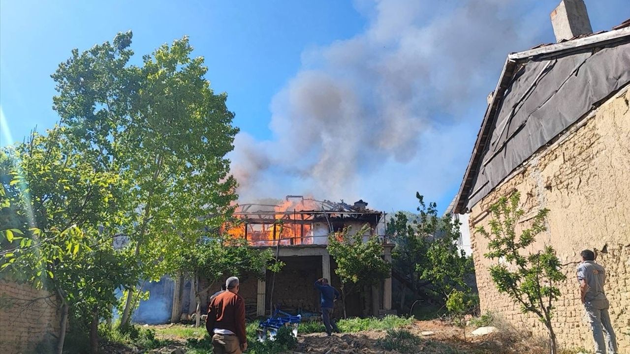 Uşak'ta Yangın Faciası: 92 Yaşındaki Adam Hayatını Kaybetti
