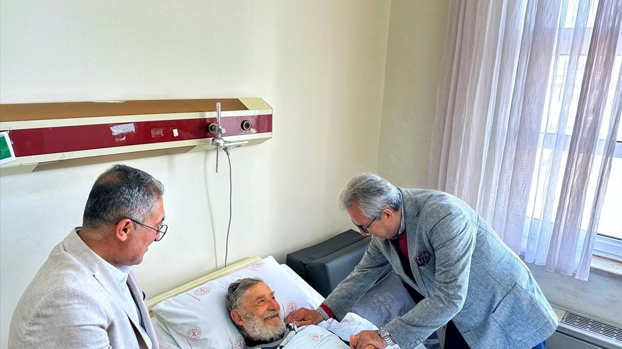 Usta Oyuncu Ahmet Mekin Hastaneye Kaldırıldı