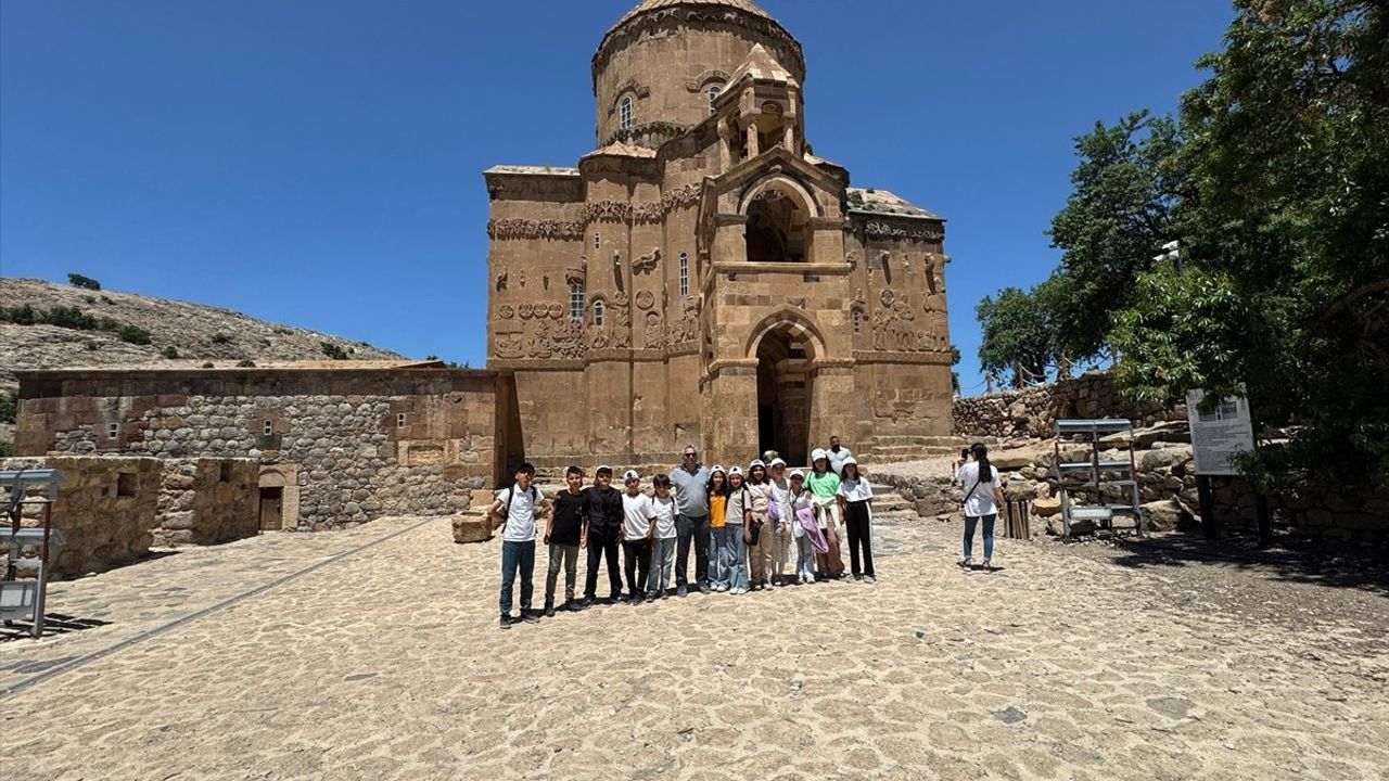 Van'da 22. Akdamar Çocuk ve Gençlik Tiyatroları Şenliği Tamamlandı