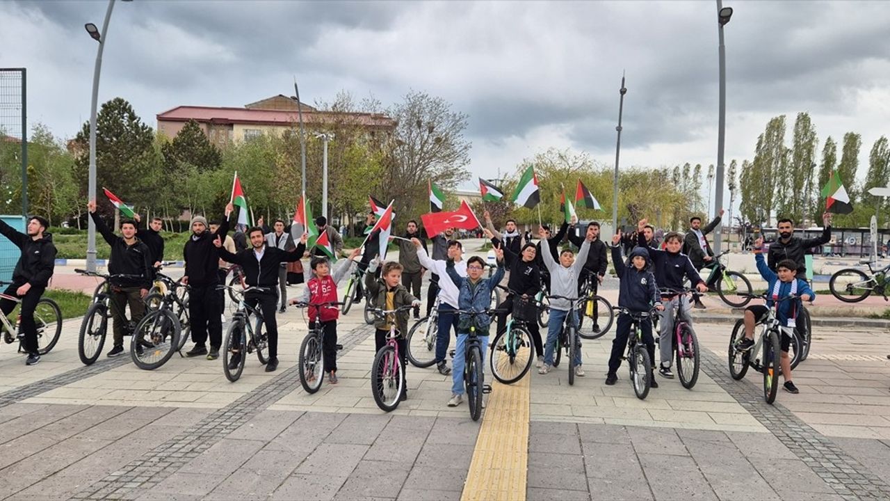 Van'da Akademisyenler ve Öğrenciler, İsrail'in Saldırılarını Bisikletle Protesto Etti