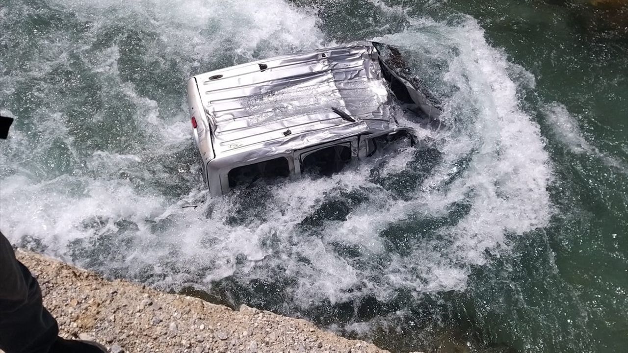 Van'da Dereye Düşen Hafif Ticari Araçta Sürücü Kurtarıldı