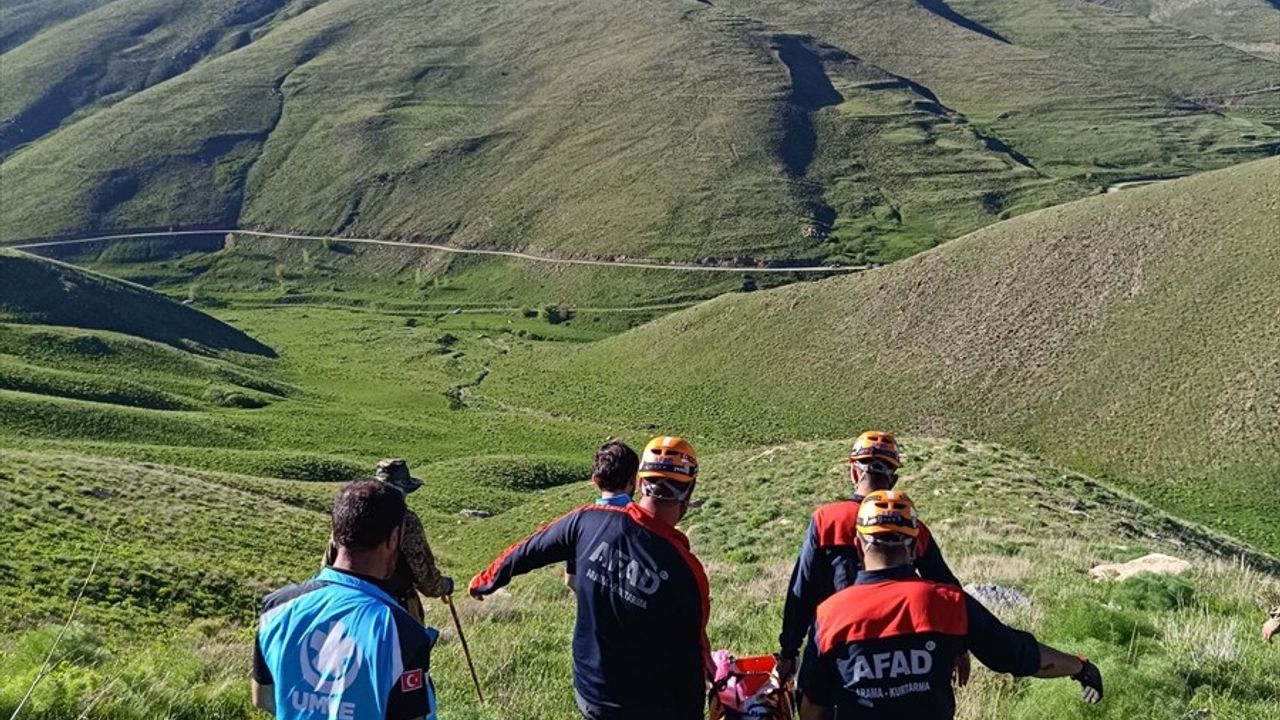 Van'da Kaya Arasında Mahsur Kalan Kişi İçin Ekipler Seferber Oldu