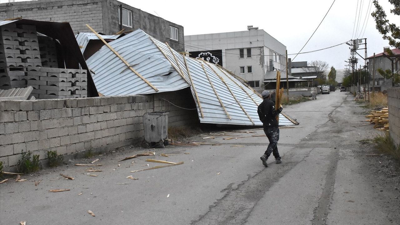 Van'da Şiddetli Rüzgar Çatılara Zarar Verdi