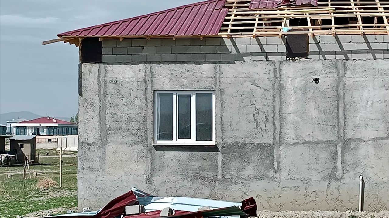 Van'da Şiddetli Rüzgar Sonrası Çatı Parçaları ve Ağaç Dalları Toplandı