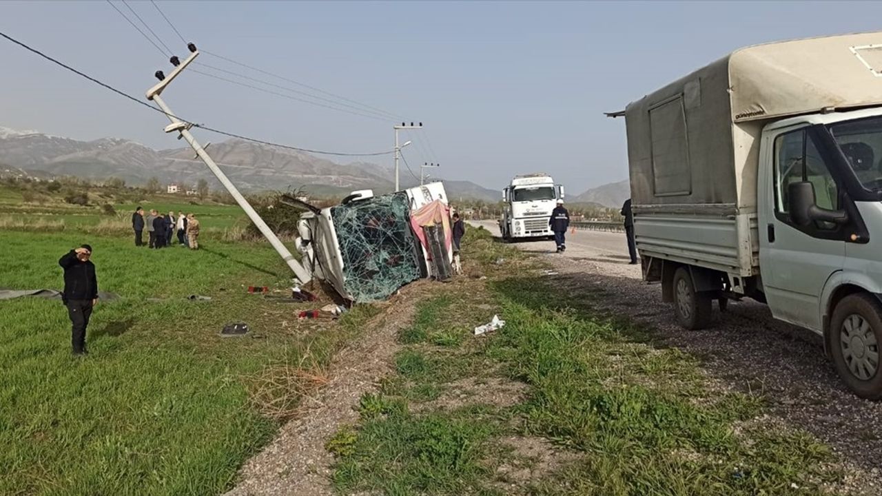 Van'da Yolcu Otobüsü Devrildi: 28 Yaralı