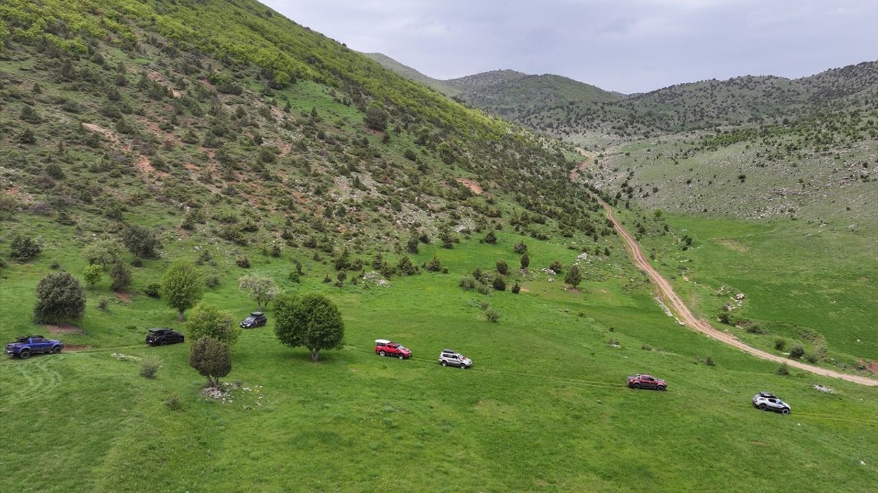 Van Gölü'nde Off-Road Tutkunları Büyüleyici Koyları Keşfetti
