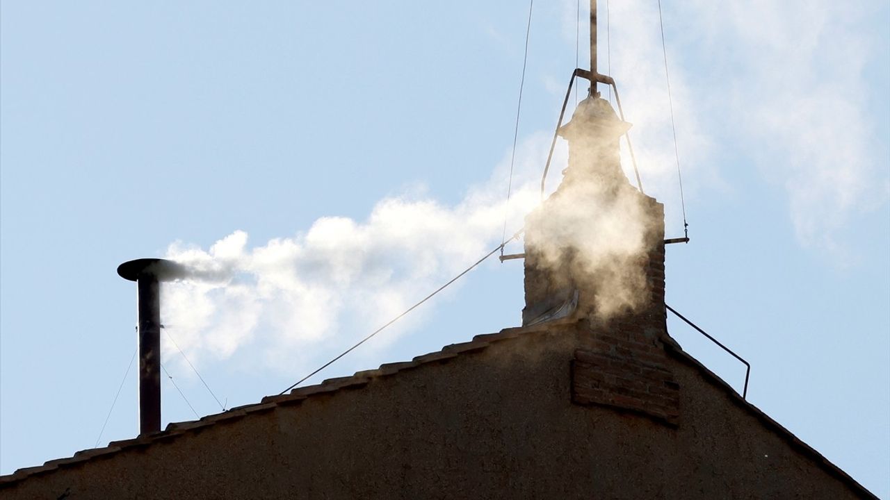 Vatikan'da Yeni Papa Seçildi: Beyaz Duman Yükseldi