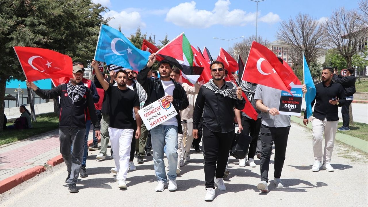 Yozgat'ta Üniversite Öğrencilerinden Gazze ve Doğu Türkistan İçin Destek Yürüyüşü