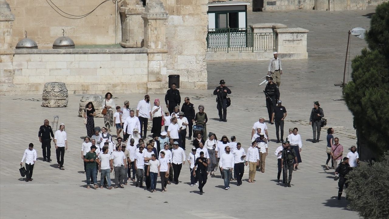 Yüzlerce Fanatik Yahudi, Mescid-i Aksa'ya Baskın Düzenledi