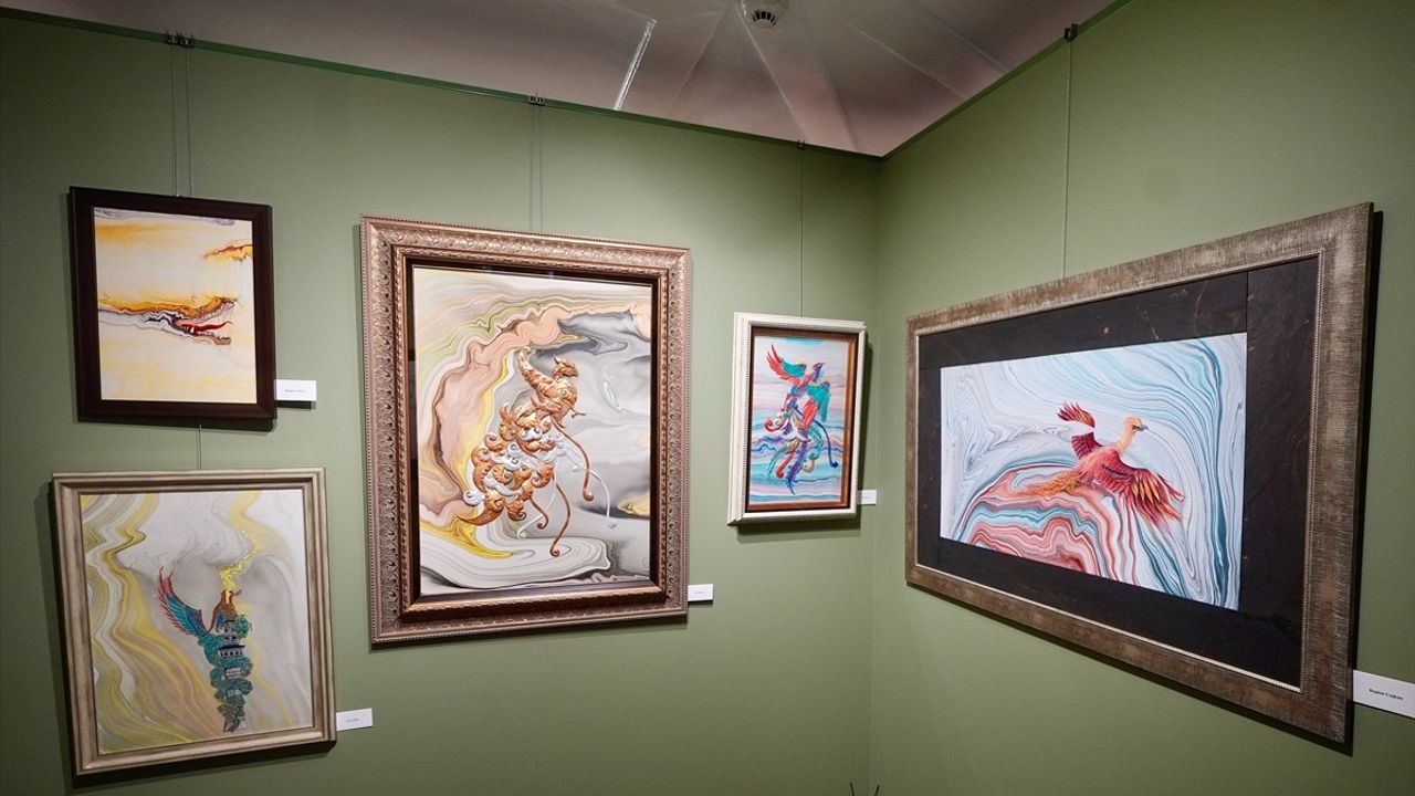 'Zuhurat' Sergisi Sanatseverlerle Buluştu: Geleneksel Ebru ve Minyatür Sanatının Göz Kamaştıran Eserleri