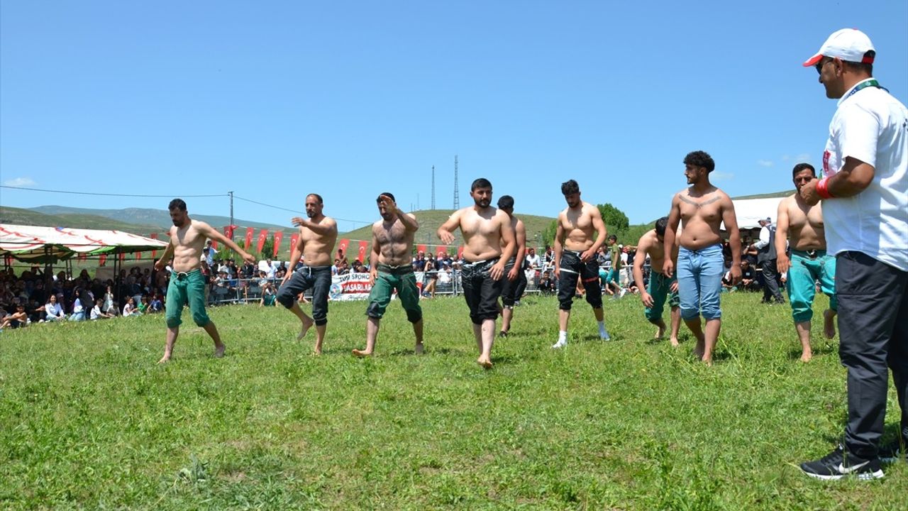 110. Geleneksel Karaurgan Karakucak Güreş Şenlikleri Kars'ta Gerçekleşti