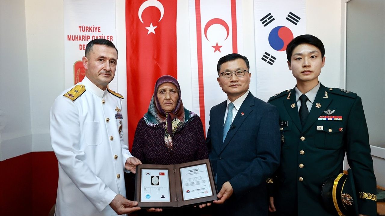 74 Yıl Sonra Bulunan Şehit Piyade Er Mehmet Çağlar'ın Künyesi Ailesine Teslim Edildi
