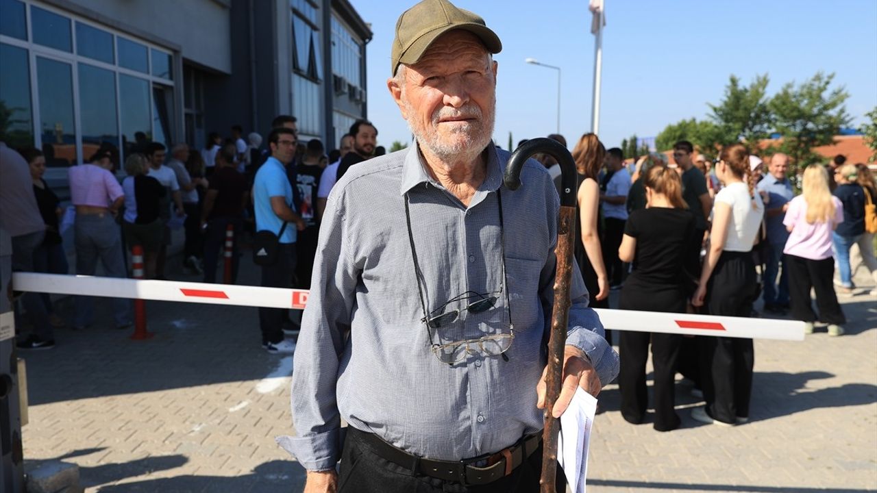 81 Yaşındaki Şevki Kılıç YKS'ye 8. Kez Girdi